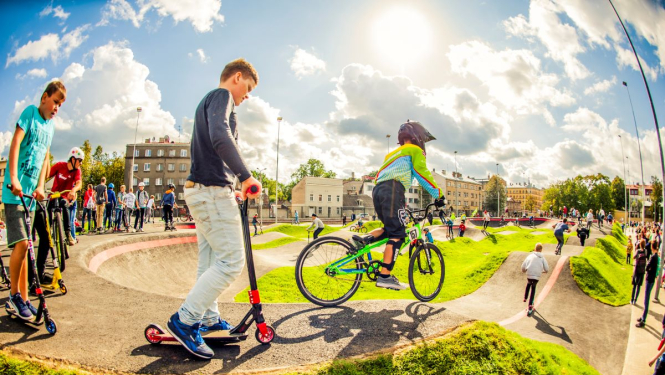 Bērni brauc ar velosipēdiem