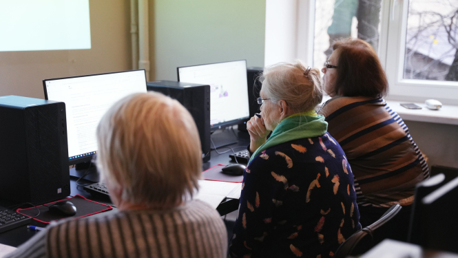 Cilvēki mācās pie datora