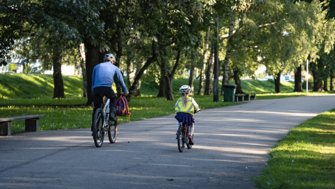 Cilvēki brauc ar velosipēdiem