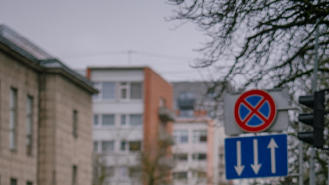 Cilvēki iet pāriielai