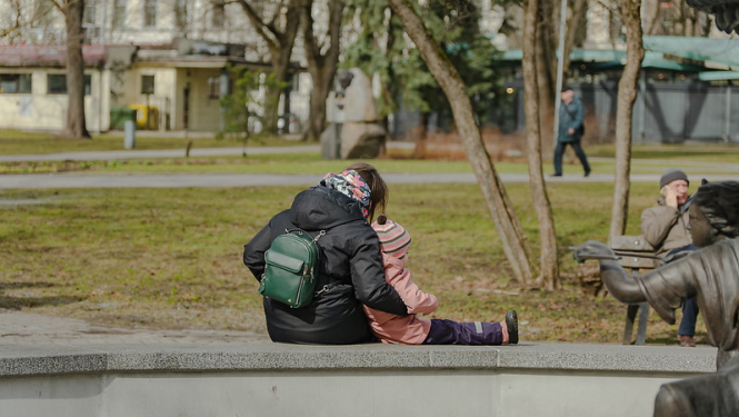 Cilvēki parkā atpūšas