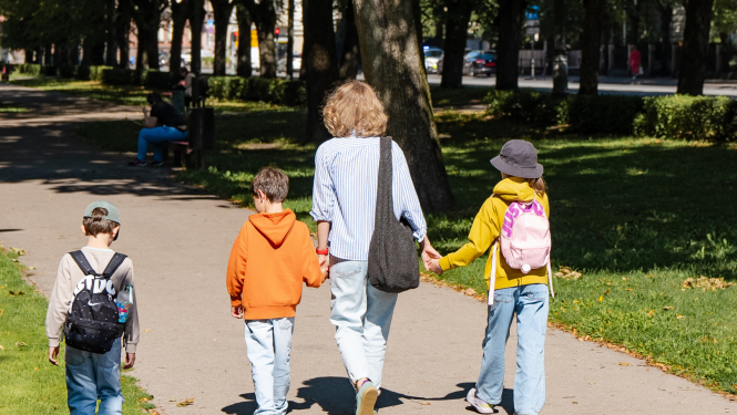 Cilvēki pastaigājas