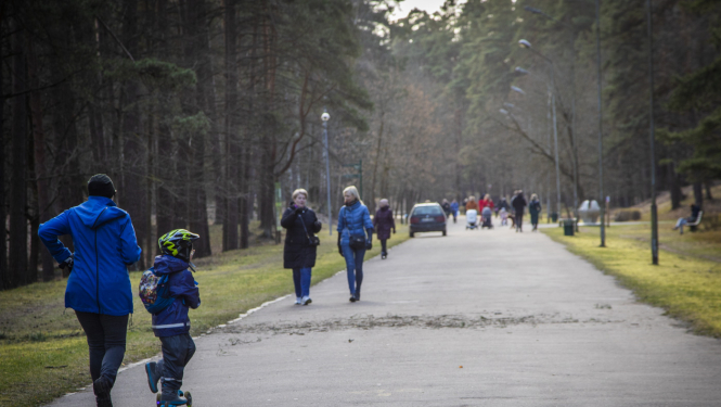 Cilvēki pastaigājas Mežaparkā