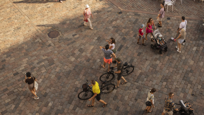 Cilvēki pastaigājas skats no augšas