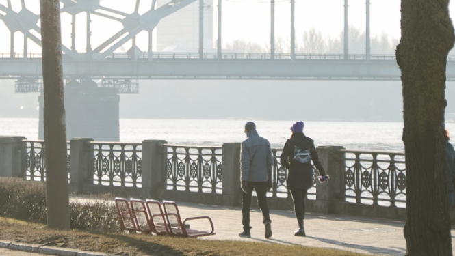 Cilveki pastaigājas