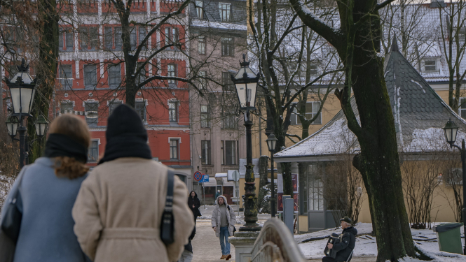 Cilvēki pastaigājas