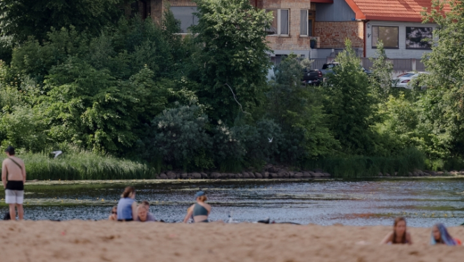 Cilvēki peldas pludmale