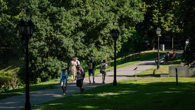 Cilvēki pastaigājas