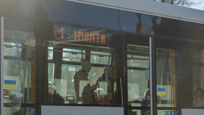 Cilvēki sabiedriskajā transportā