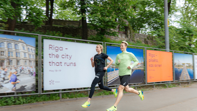 Cilvēki skrien pa ielu