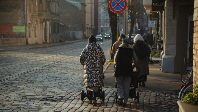 Cilvēki iet pa ielu