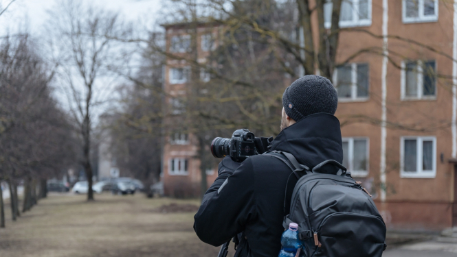 Cilvēks ar fotoaprātu