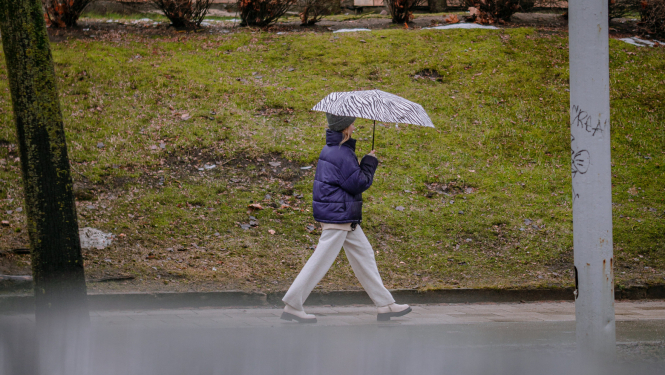 Cilvēks ar lietussargu
