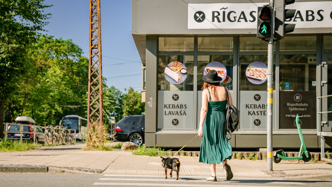 Cilvēks iet pāri ielai