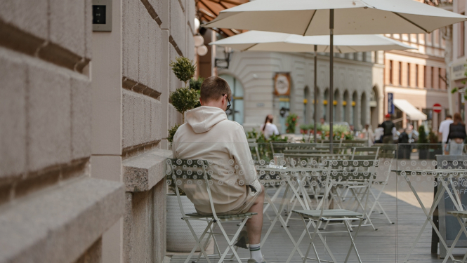 Cilvēks sēž kafejnīcā