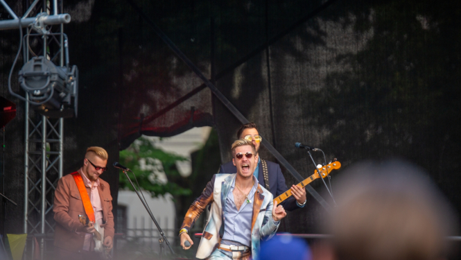 Citi zēni uzstājas