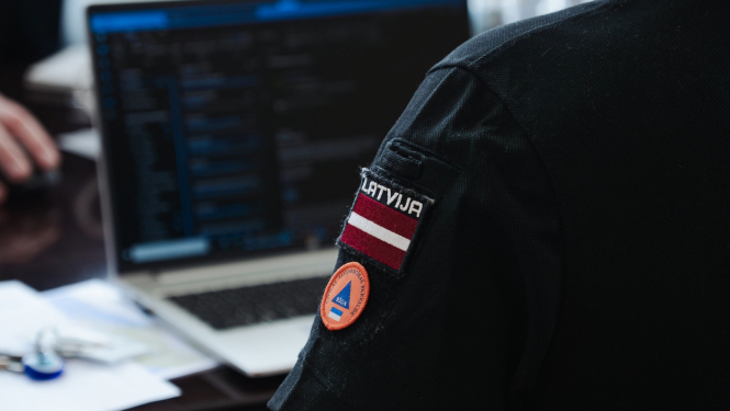 Krekla piedurkne ar Civilās aizsardzības un operatīvās informācijas pārvaldes logotipu