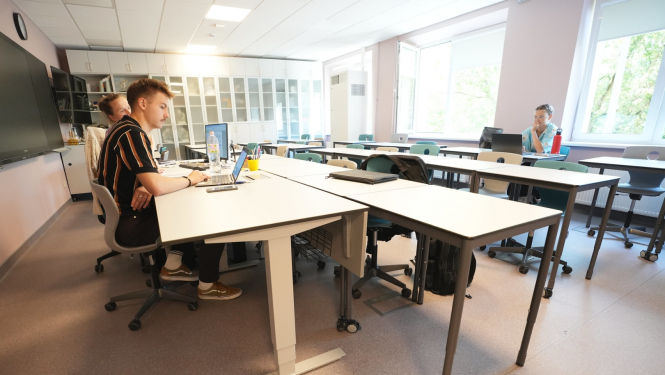 Bērni klasē mācās