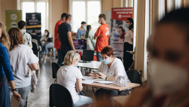 Cilvēki konsultējas par darba iespējām