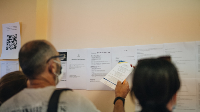 Cilvēki lasa vakanču sludinājumus