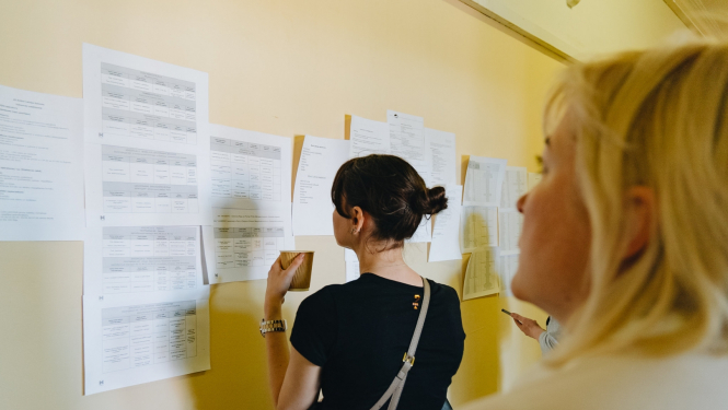 Sievietes skatās darba sludinājumus