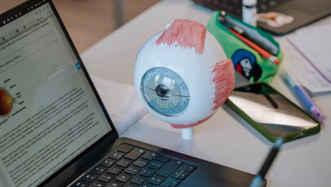 Datori mācību galds