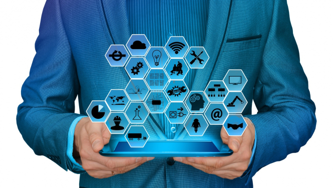 Cilvēks tur rokā planšeti