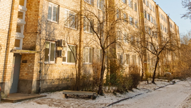 Dadzdzivokļu māja ziemā