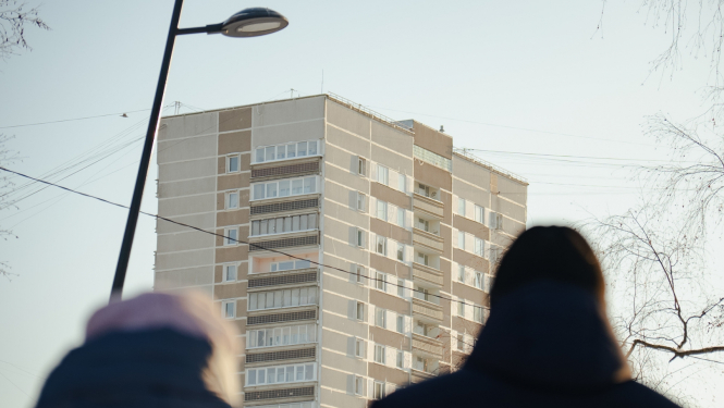 Daudzdzīvokļu māja ziemā