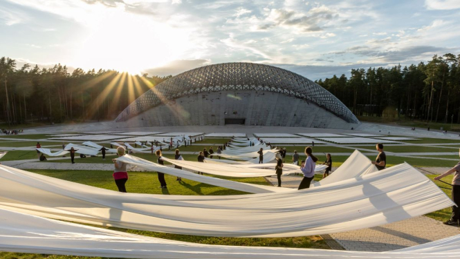 Koncertuzvedums “Dziesma dejo. Deja skan”