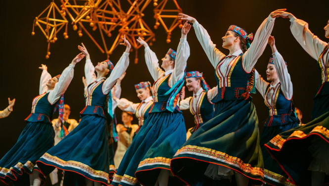 Deju kolektīvs dejo