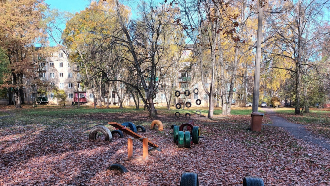 rotaļu laukums no riepām