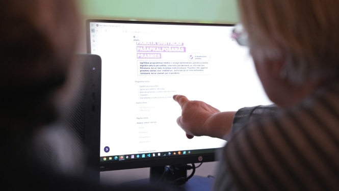 Seniori apgūst digitālās prasmes