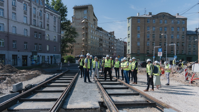 Domes vadība apskata Brasas tilta pārbuvi