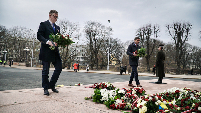 Rīgas domes priekšsēdētājs Mārtiņš Staķis un vicemērs Vilnis Ķirsis noliek ziedus pie Šķirotavas stacijas un Brīvības pieminekļa