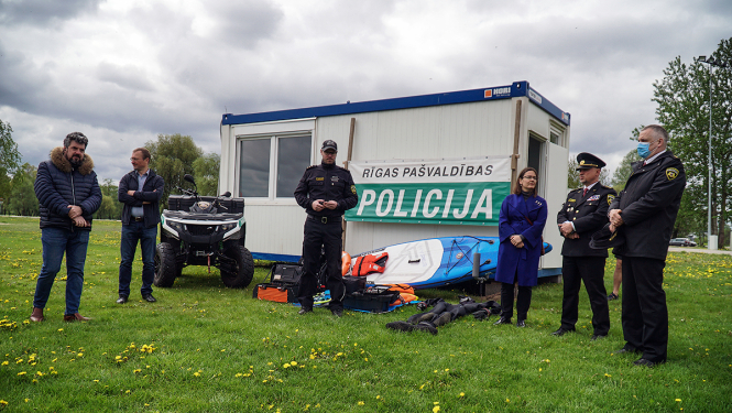 Rīgas domes priekšsēdētāja vietniece Linda Ozola un pašvaldības policijas darbinieki