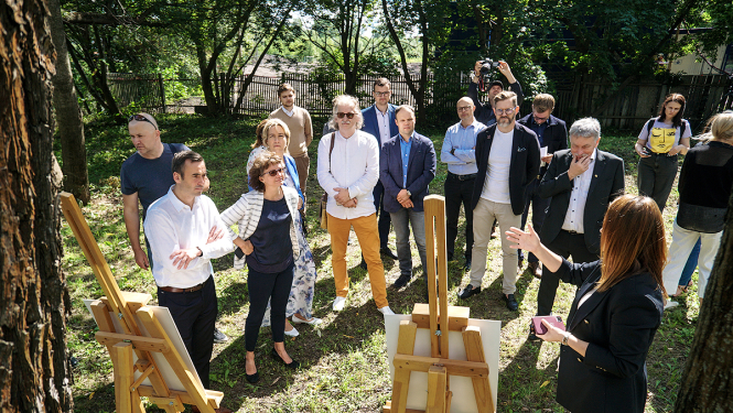 Cilvēki darba sanāksmē