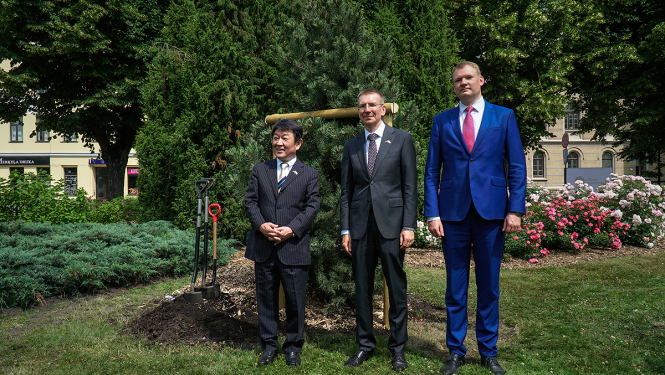 Japānas ārlietu ministrs Tošimicu Motegi, Rīgas domes priekšsēdētāja pienākumu izpildītāju Edvards Smiltēns un Latvijas ārlietu ministru Edgars Rinkēvičs