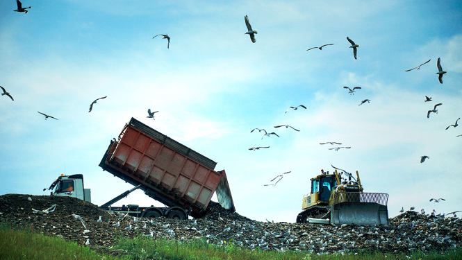 Atkritumu poligons un traktors