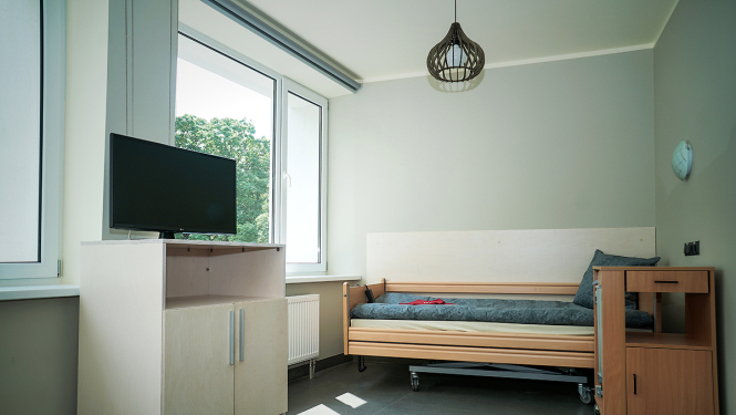 Telpa ar gultu un skapīti