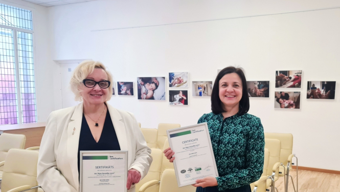 Dzemdību nama valdes priekšsēdētāja Santa Markova saņem ISO 37001 sertifikātu no BM Certification Vadības sistēmu sertifikācijas nodaļas vadītājas Sņežanas Skudrovas