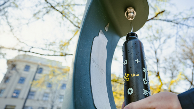 Dzeramā ūdens krāns un ūdens pudele