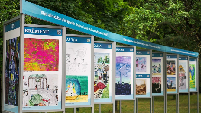 Sadraudzības pilsētu zīmējumu par dziesmusvētkiem izstāde