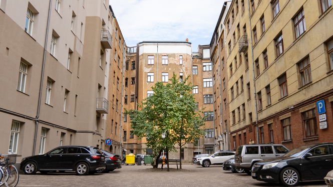 Daudzdzīvokļu mājas iekšpagalms