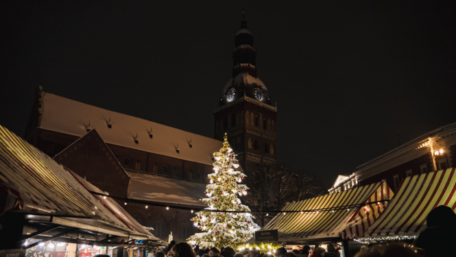 Doma laukuma Ziemassvētku tirdziņš