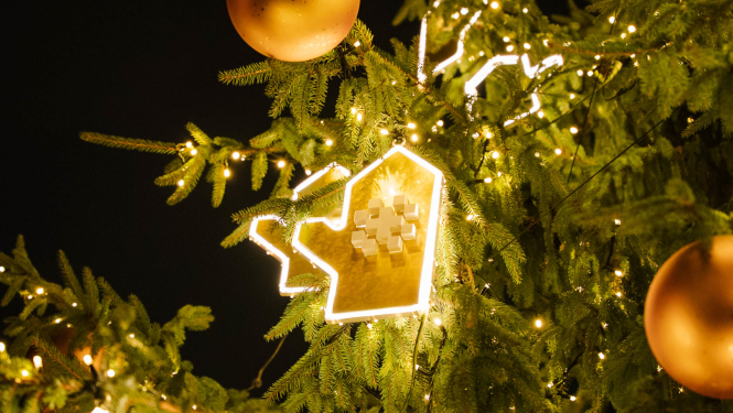 Egles zars ar rotājumiem