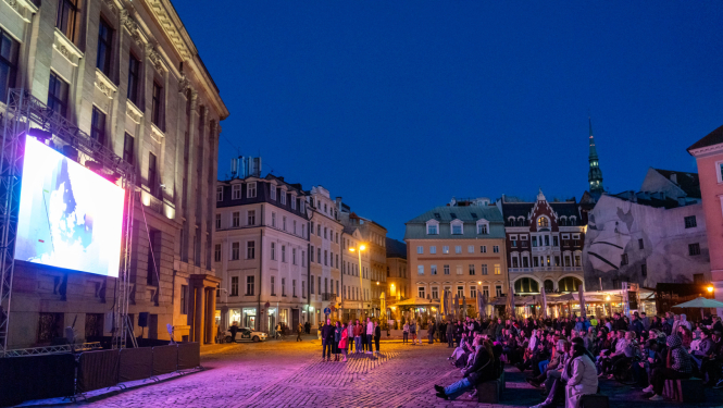 Cilvēki skatās Eirovīziju Doma laukumā