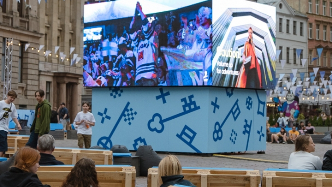 Uz ekrāna hokeja spēle