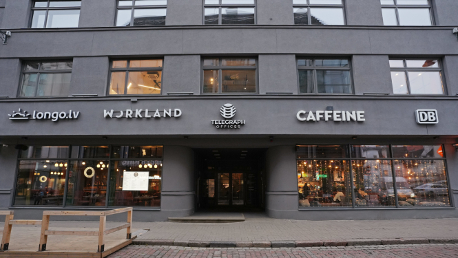 Ēkas fasāde ar reklāmas objektiem