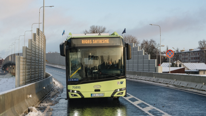 Elektroautobuss gaiši zaļā krāsā